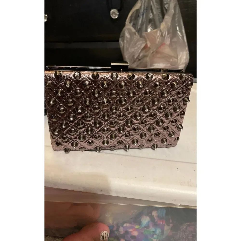 MMs stud metallic crossbodyโclutch